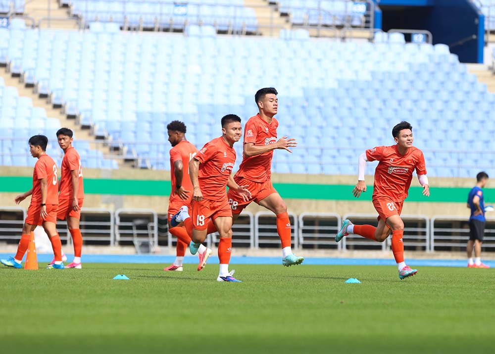 The Vietnamese team actively completes tactics before the first practice match in Korea. Photo: VFF