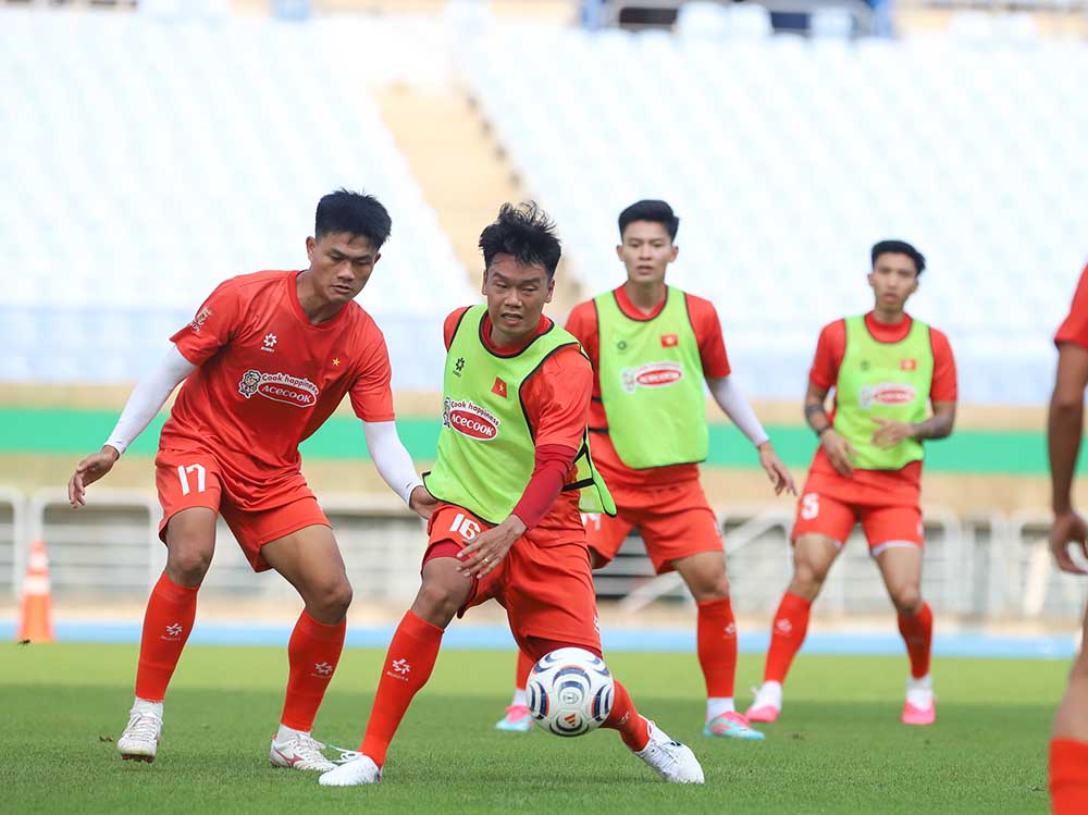 Các tuyển thủ Việt Nam thi đấu đối kháng để chuẩn bị cho loạt trận giao hữu tại Hàn Quốc. Ảnh: VFF