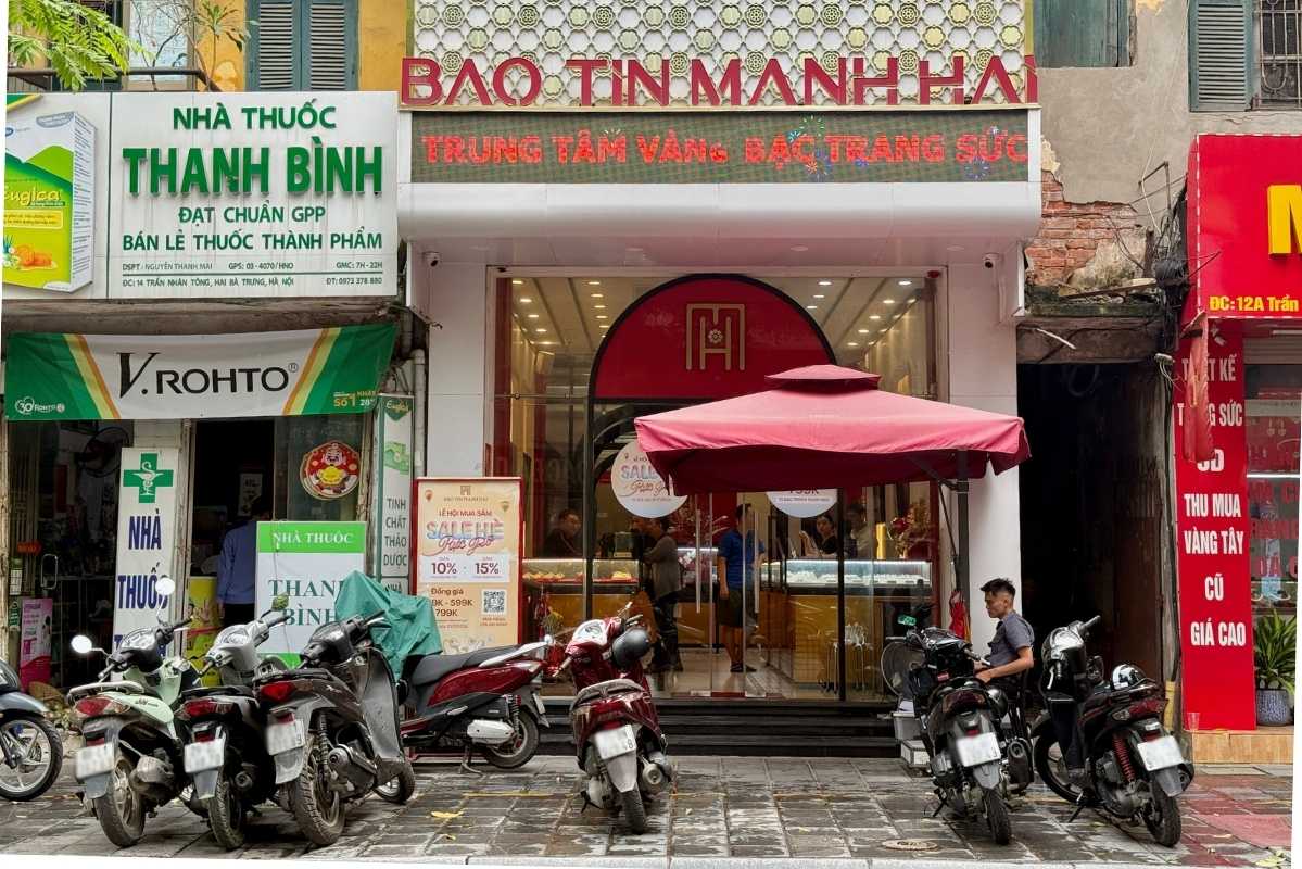 Ngày 4.7, khung cảnh bên ngoài một số cửa hàng vàng tại Hà Nội khá thông thoáng. Ảnh: Linh Đan