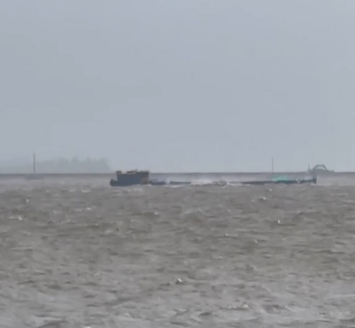 Area of 2 watercraft drifting in the sea area of Mui Ngoc, Mong Cai 1 ward, Quang Ninh province. Photo: People provided