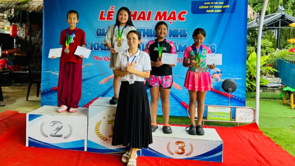 In the end, the Organizing Committee awarded a total of 43 medals to athletes participating in the Phu Quoc Special Zone Children's Swimming Tournament 2026. Photo: Nam Phuong