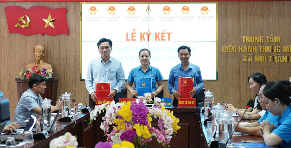 Nui Thanh Commune Trade Union signs regulations on coordination with People's Committees of 6 communes, building operating mechanisms suitable for the inter-communal Trade Union model. Photo: Da Nang Trade Union