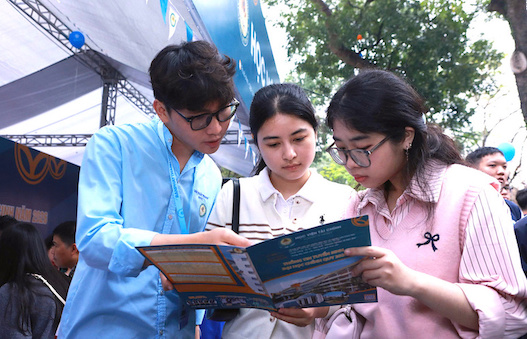 Students learn about enrollment information at the Academy of Finance in 2026. Photo: Tuong Van