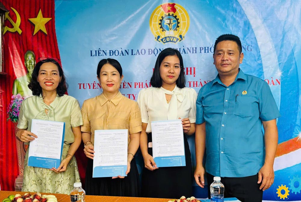 Da Nang City Labor Federation established the grassroots Trade Union of Thanh Cong II Paper Joint Stock Company with 29 union members. Photo: Da Nang Trade Union