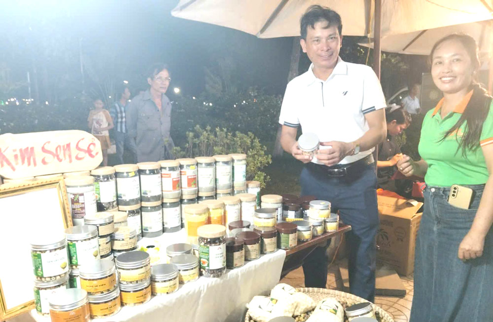 Hoi An Tay Ward Trade Union organizes the Green Fair "Connecting Vietnamese Goods - Sending Love". Photo: Da Nang Trade Union