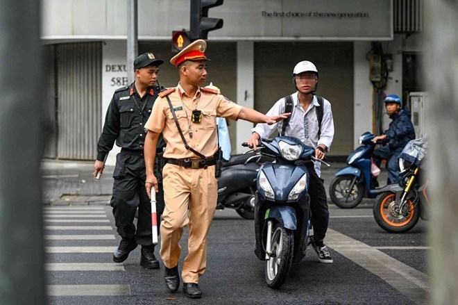 Students from 16 years old are allowed to drive motorbikes and electric motorbikes if they meet the conditions according to the provisions of law. Violations are strictly handled. Photo: The Ky