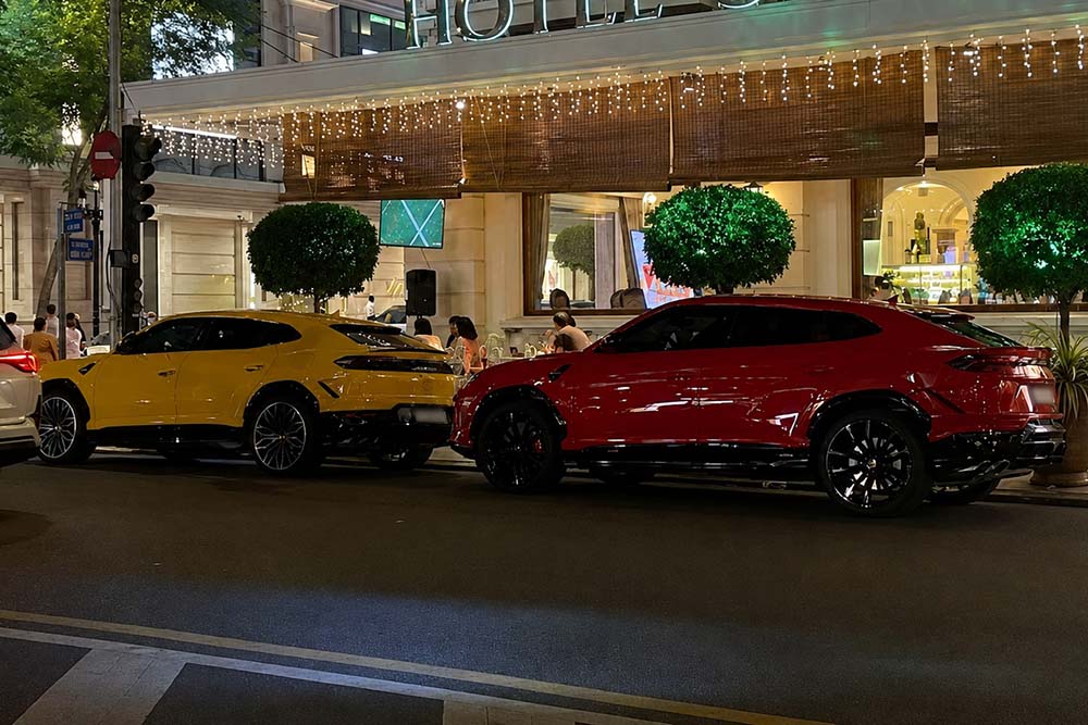 Two Lamborghini Urus of two generations, including Urus and Urus SE, attracted attention when appearing together on the streets of Ho Chi Minh City. Photo: Minh Thuan