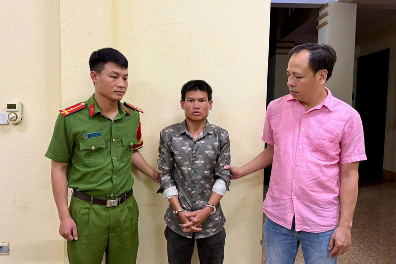 Đối tượng bắt cóc bé gái đang bán dưa ven đường bị bắt khi trốn sang Lào Cai. Ảnh: Đinh Đại