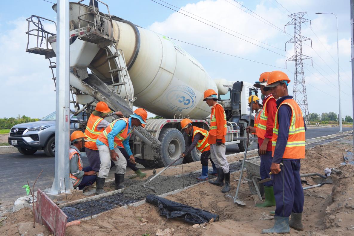 Công nhân thi công tại Dự án đầu tư xây dựng và kinh doanh kết cấu hạ tầng  Khu công nghiệp Vĩnh Thạnh (giai đoạn 1). Ảnh: Tạ Quang