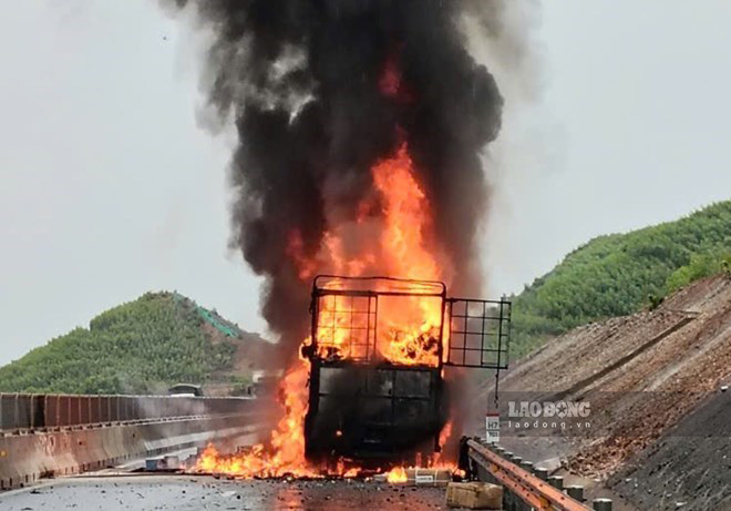 Truck fire on Van Ninh - Cam Lo Expressway on July 4. Photo: Van Hai