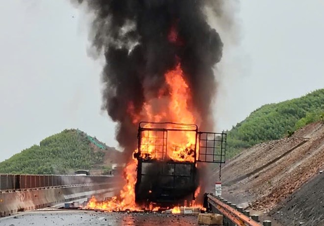 Truck fire on Van Ninh - Cam Lo Expressway on July 4. Photo: Van Hai