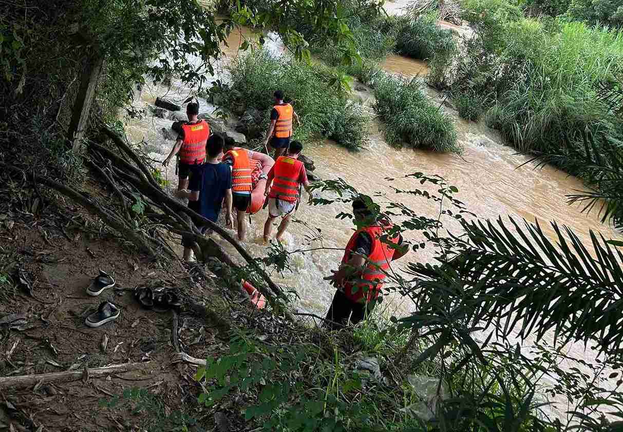 Las autoridades acaban de rescatar a tiempo a un estudiante atrapado en medio del río debido a la crecida del agua. Foto: Proporcionada por la policía