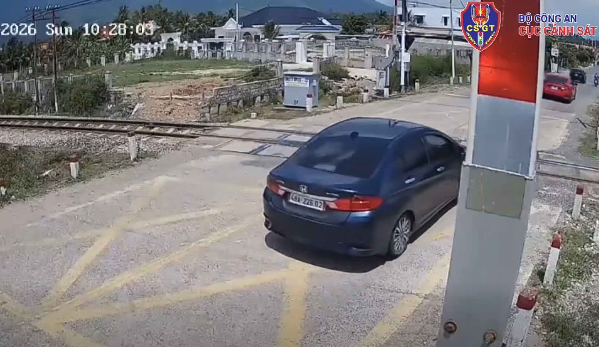 Female driver fined by functional forces after crossing a railway level crossing when the red light was turned on. Photo: Traffic Police Department