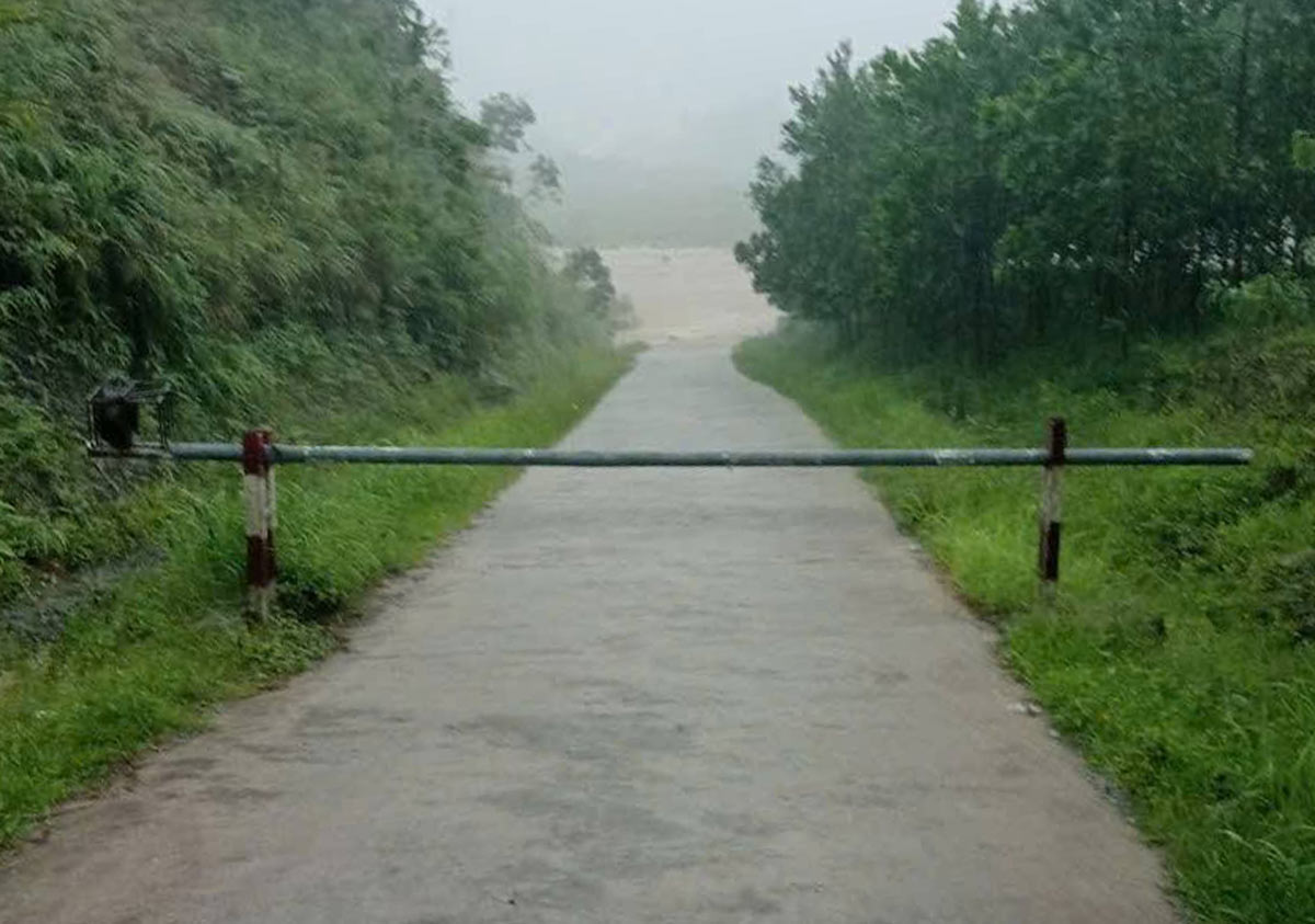 Tien Yen river water rises, functional forces place barriers, not allowing vehicles to pass through dangerous areas. Photo: Tien Yen e-Portal