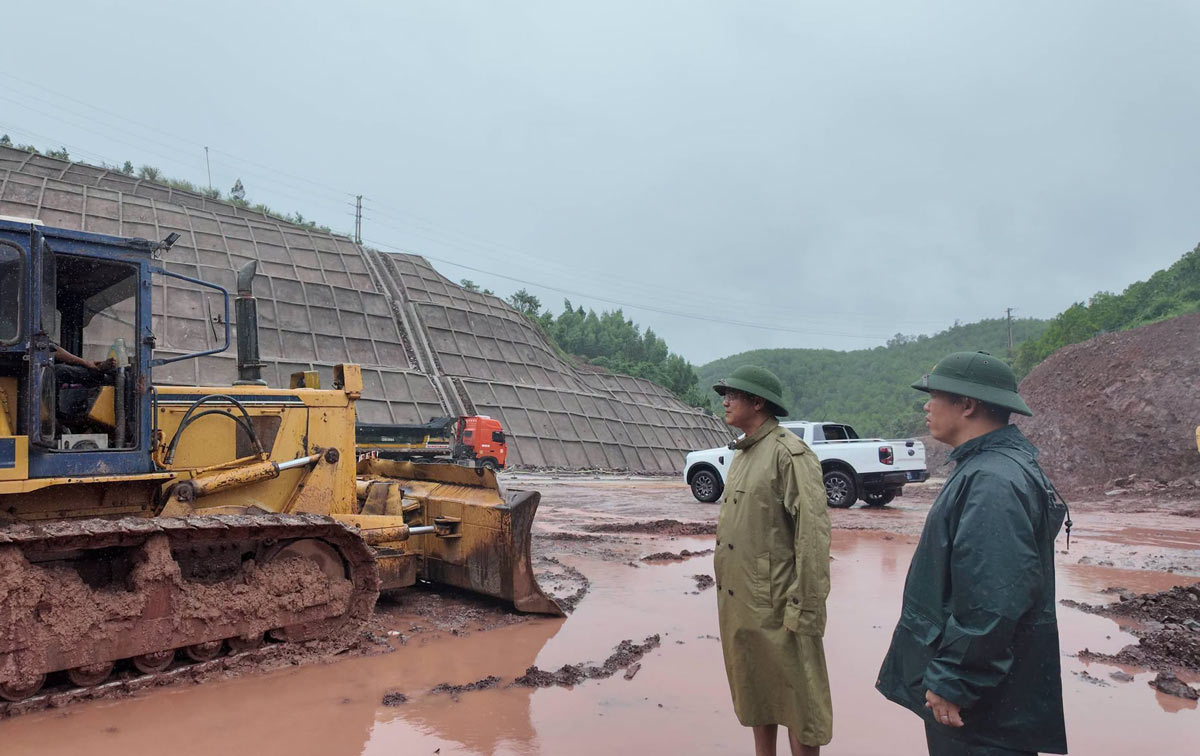 Lãnh đạo xã Tiên Yên kiểm tra công tác phòng chống bão số 1. Ảnh: Cổng TTĐT Tiên Yên