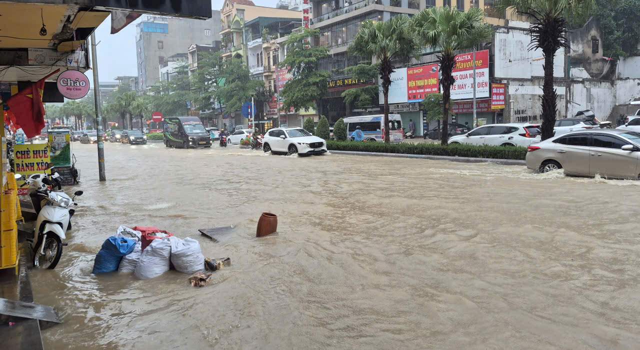 Đường phố Hạ Long thường xuyên ngập lụt do mưa lớn kéo dài. Ảnh: Nguyễn Hùng