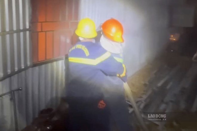 Functional forces are present to respond to a house fire at night. Photo: Huu Long