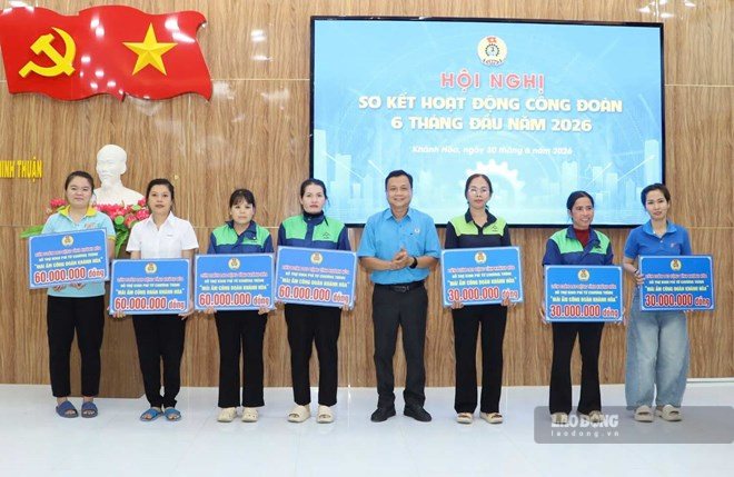Khanh Hoa Provincial Labor Federation awards funds to support union members to build houses. Photo: Phuong Linh