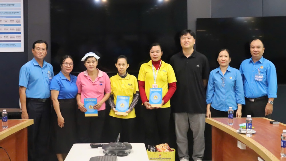 Phó Chủ tịch LĐLĐ tỉnh An Giang Nguyễn Nhật Tiến (bìa trái) trao quà cho đoàn viên, NLĐ Công ty TNHH Hwaseung Rạch Giá. Ảnh: LĐLĐ An Giang