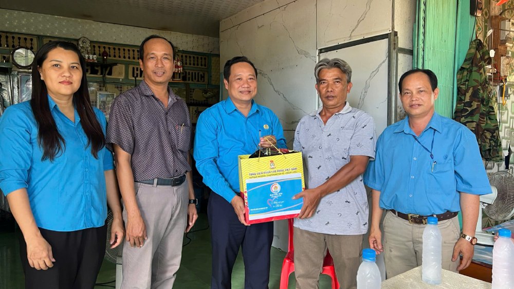 Phó Chủ tịch LĐLĐ tỉnh An Giang Phạm Văn Đằng thăm, trao quà tận nhà của đoàn viên, NLĐ. Ảnh: LĐLĐ An Giang