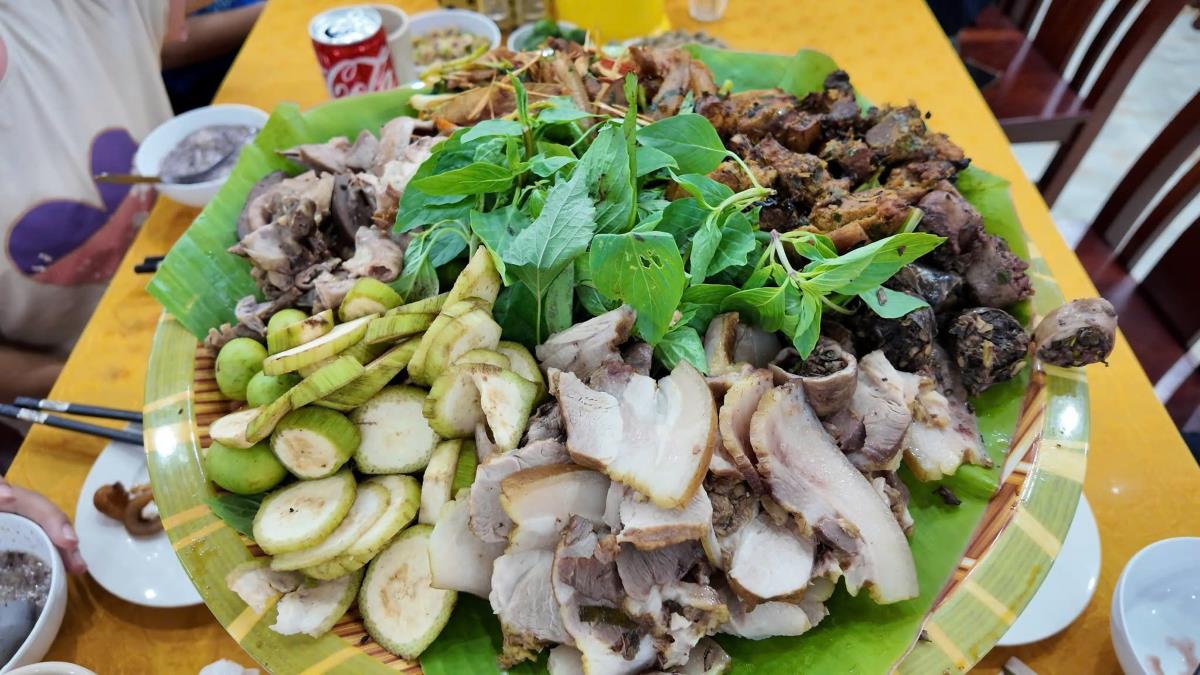 Bữa ăn ấm cúng trên đảo Cô Tô. Ảnh: Thu Báu