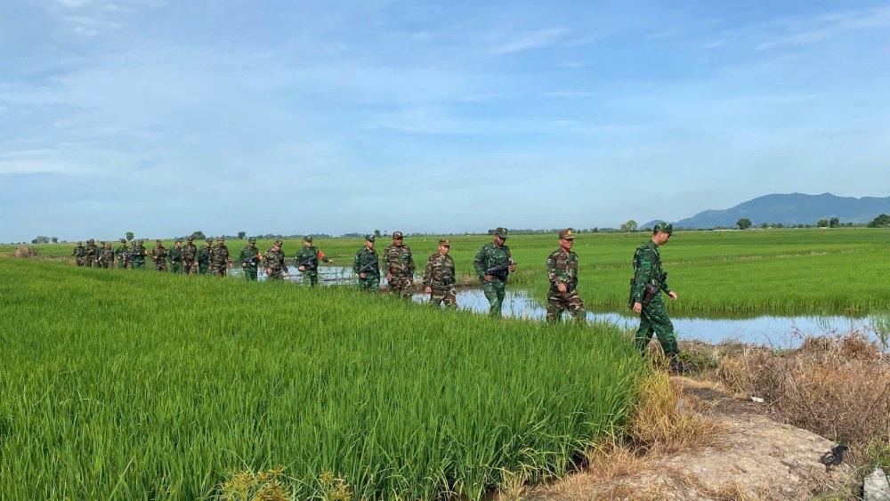 Lực lượng đồn Biên phòng cửa khẩu Quốc tế Tịnh Biên phối hợp tuần tra song phương với Đại đội 1, Bộ đội Biên phòng thuộc Tiểu đoàn 333, Tiểu khu quân sự tỉnh Takeo, Vương quốc Campuchia. Ảnh: Biên phòng An Giang