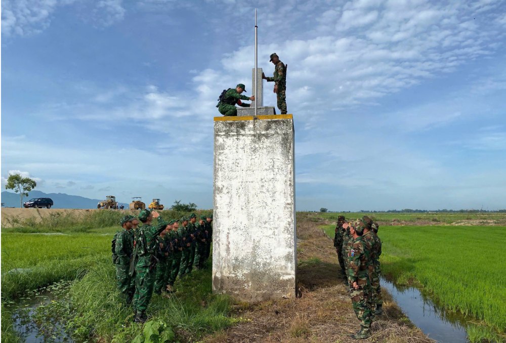 Các hoạt động giao lưu, hợp tác kinh tế, văn hóa giữa nhân dân hai bên biên giới phát triển thuận lợi. Ảnh: Biên phòng An Giang