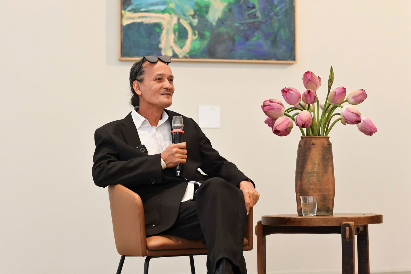 Artist Tran Hai Minh talks with art and beauty lovers. Photo: Masterise Group
