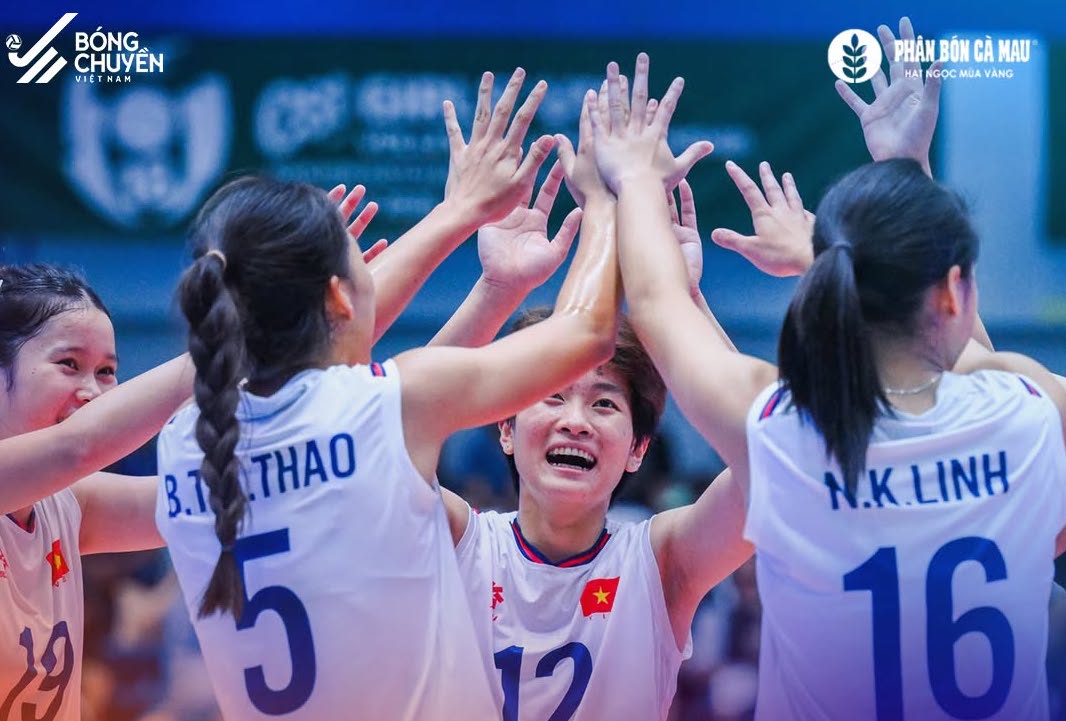 Live match between Vietnam U18 women's volleyball team and China U18. Photo: VFV