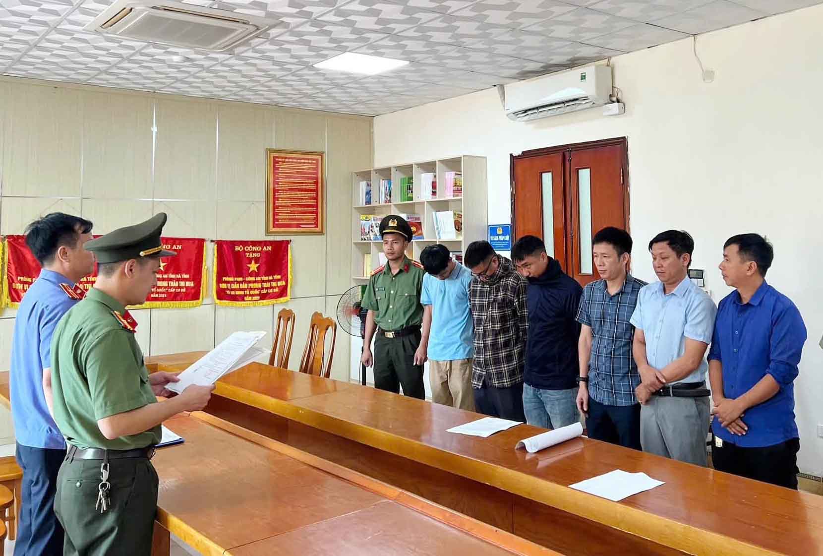 Cơ quan An ninh điều tra khởi tố thêm 6 bị can trong vụ án làm giả kết quả thí nghiệm vật liệu xây dựng. Ảnh: Công an Hà Tĩnh