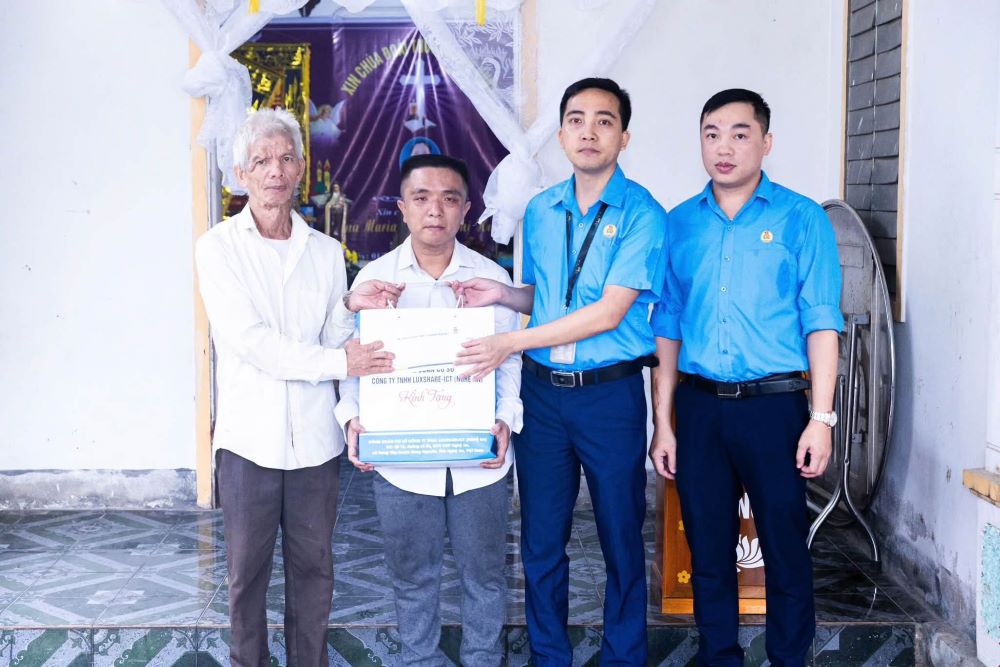 Trade union promptly supports workers who lost their mother in a traffic accident. Nghe An Trade Union