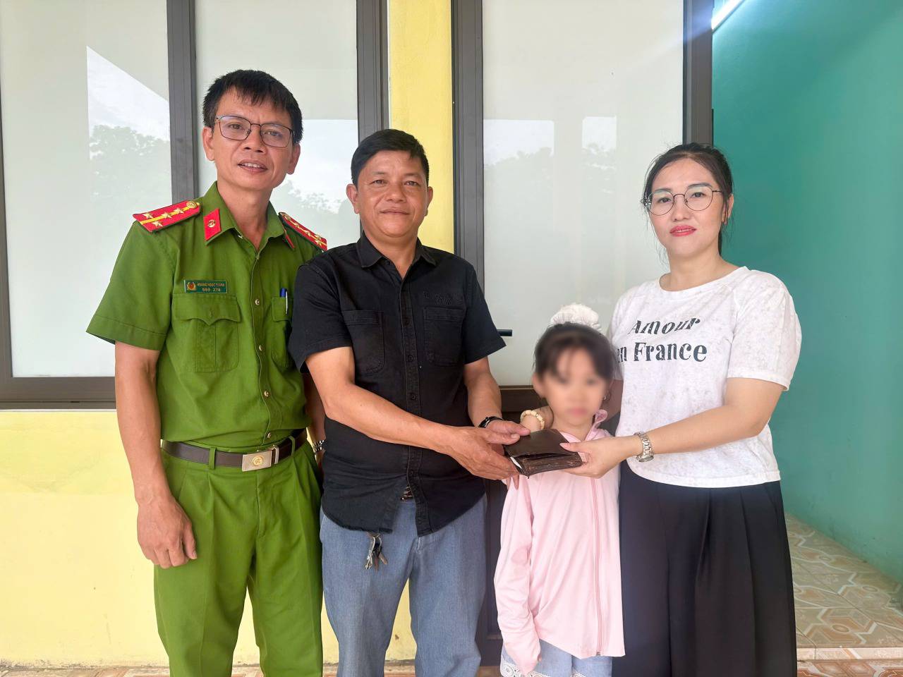 People picked up wallets and handed them over to the commune police for verification, handing them over to the property loser. Photo: Bo Trach Commune Police
