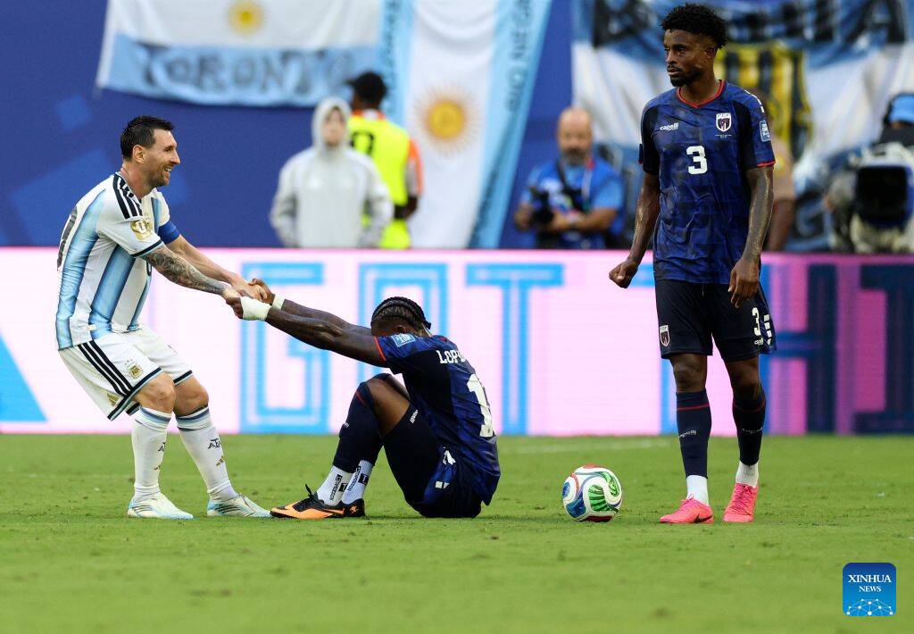 Messi cũng được vinh danh dù nhiều cầu thủ của Cabo Verde cũng xứng đáng. Ảnh: Xinhua