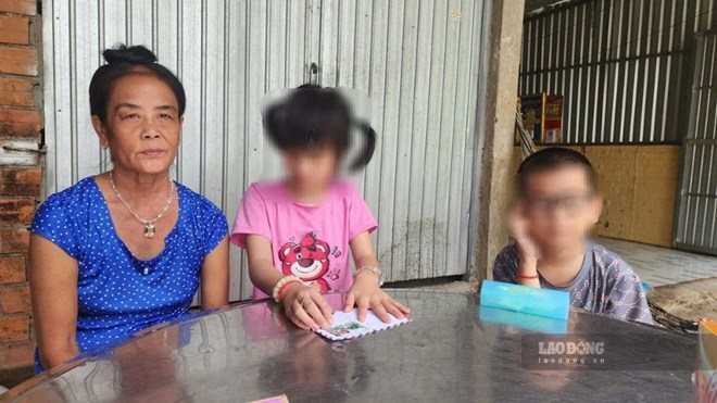 Two visually impaired sisters Truong Ngoc Nhu Quynh and Truong Minh Thien in a charity house. Photo: Hoang Loc