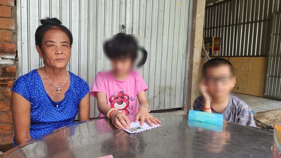Two visually impaired sisters Truong Ngoc Nhu Quynh and Truong Minh Thien in a charity house. Photo: Hoang Loc