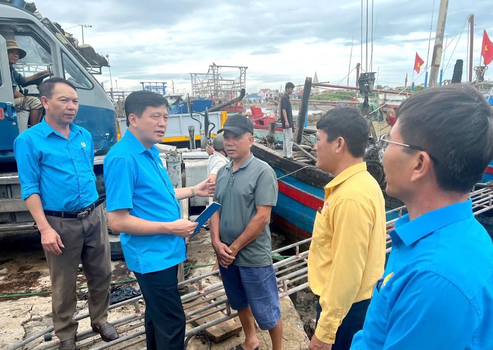 Chairman of the Nghe An Provincial Labor Federation supports union members with fired fishing boats. Photo: Nghe An Trade Union