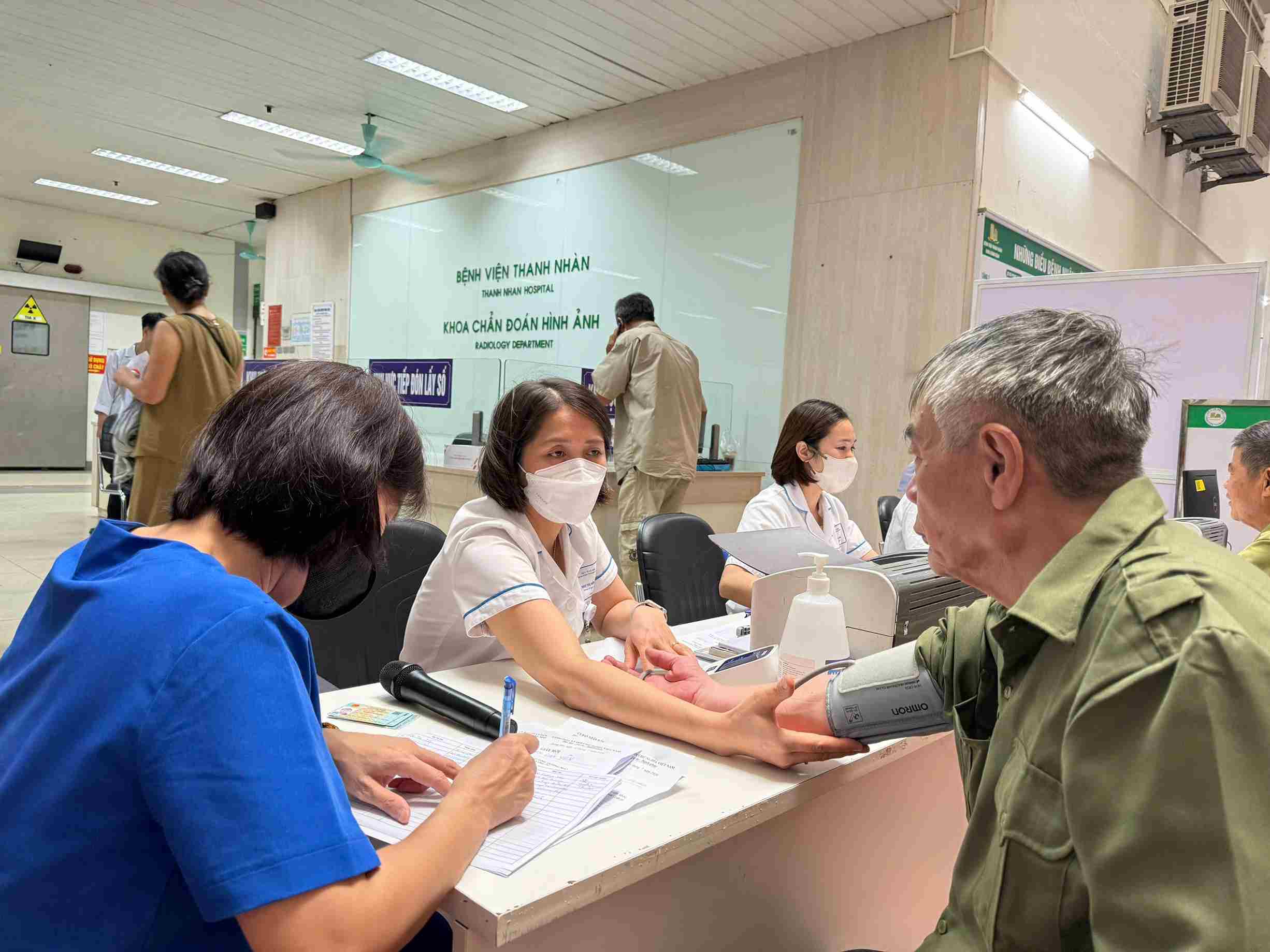 Các đối tượng chính sách và người có công được khám sức khỏe tổng quát, thực hiện các kỹ thuật cận lâm sàng và tư vấn điều trị trong chương trình. Ảnh: Hạnh Thơm