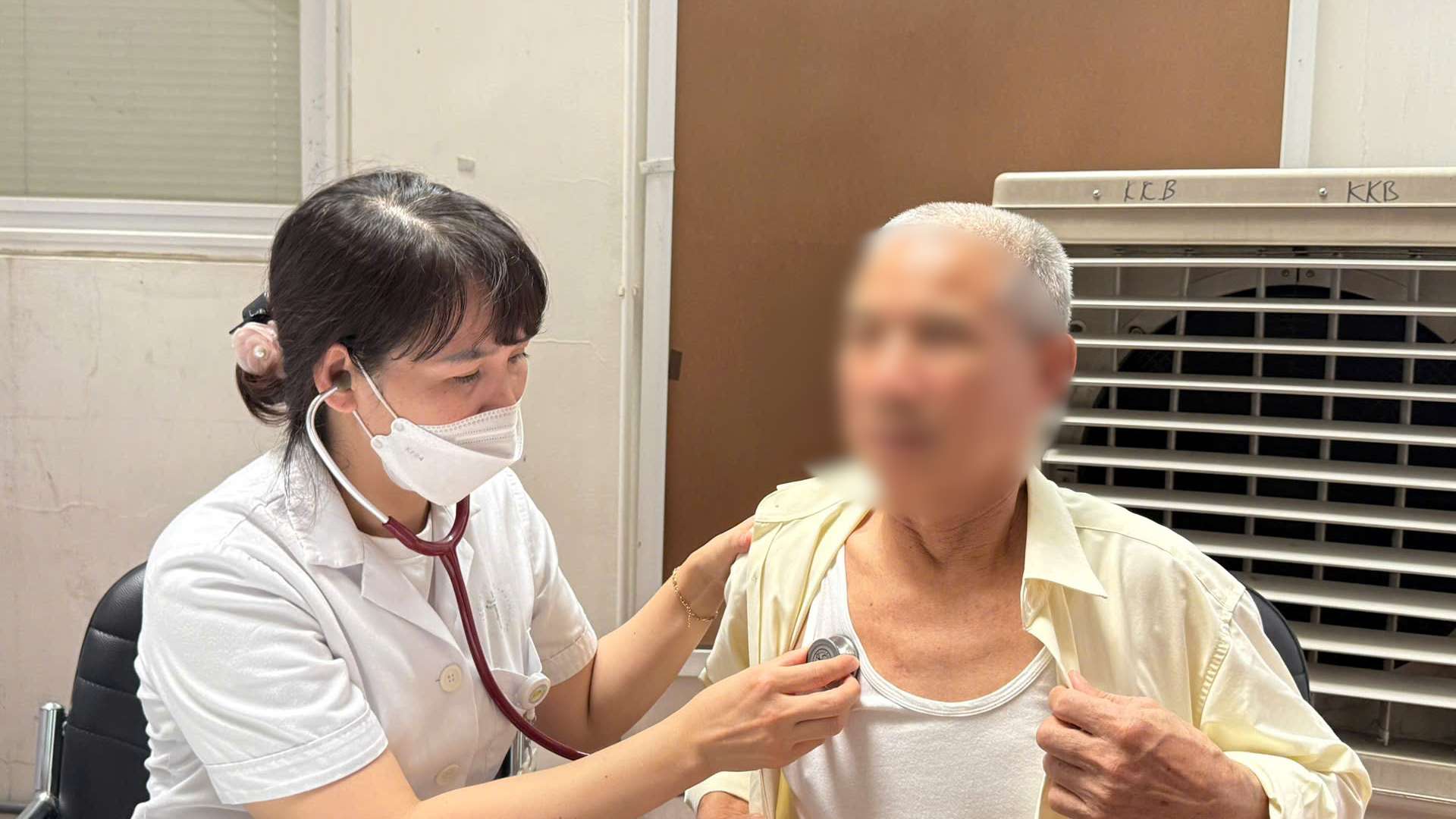BSCKII Lại Thanh Hà, Trưởng khoa Khám bệnh, Bệnh viện Thanh Nhàn thăm khám phát hiện sớm nhiều ca tăng huyết áp, tiểu đường nguy hiểm. Ảnh: Hạnh Thơm