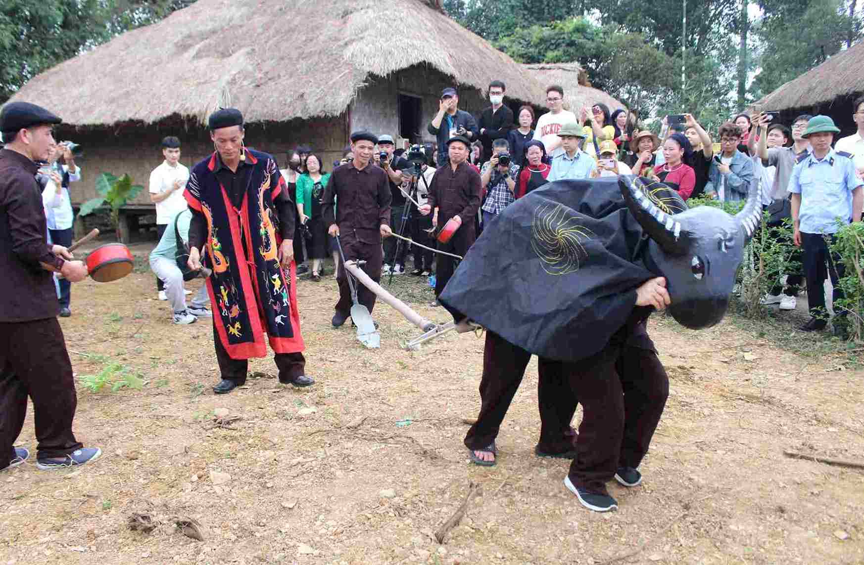 The Going to the Field festival of the Cao Lan ethnic people (Phu Tho) is recreated at the Village of Culture of Vietnamese Ethnic Groups. Photo: Le Tuyen