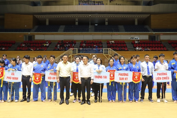 Các đoàn vận động viên tham dự giải Vovinam Đại hội TDTT TP Đà Nẵng lần thứ X, năm 2026 xếp hàng tại lễ khai mạc sáng 5.7. Ảnh: Nguyễn Linh