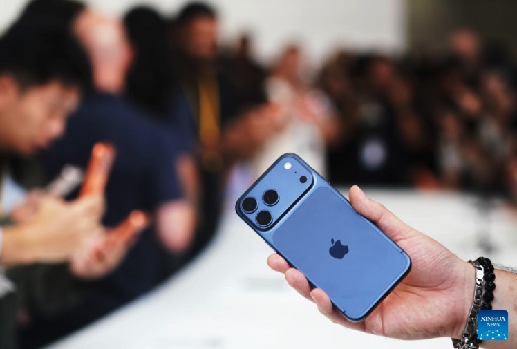 The price difference of iPhone 17 Pro Max 256 Gb between major retail outlets on July 5 is up to more than 2 million VND. Photo: Xinhua