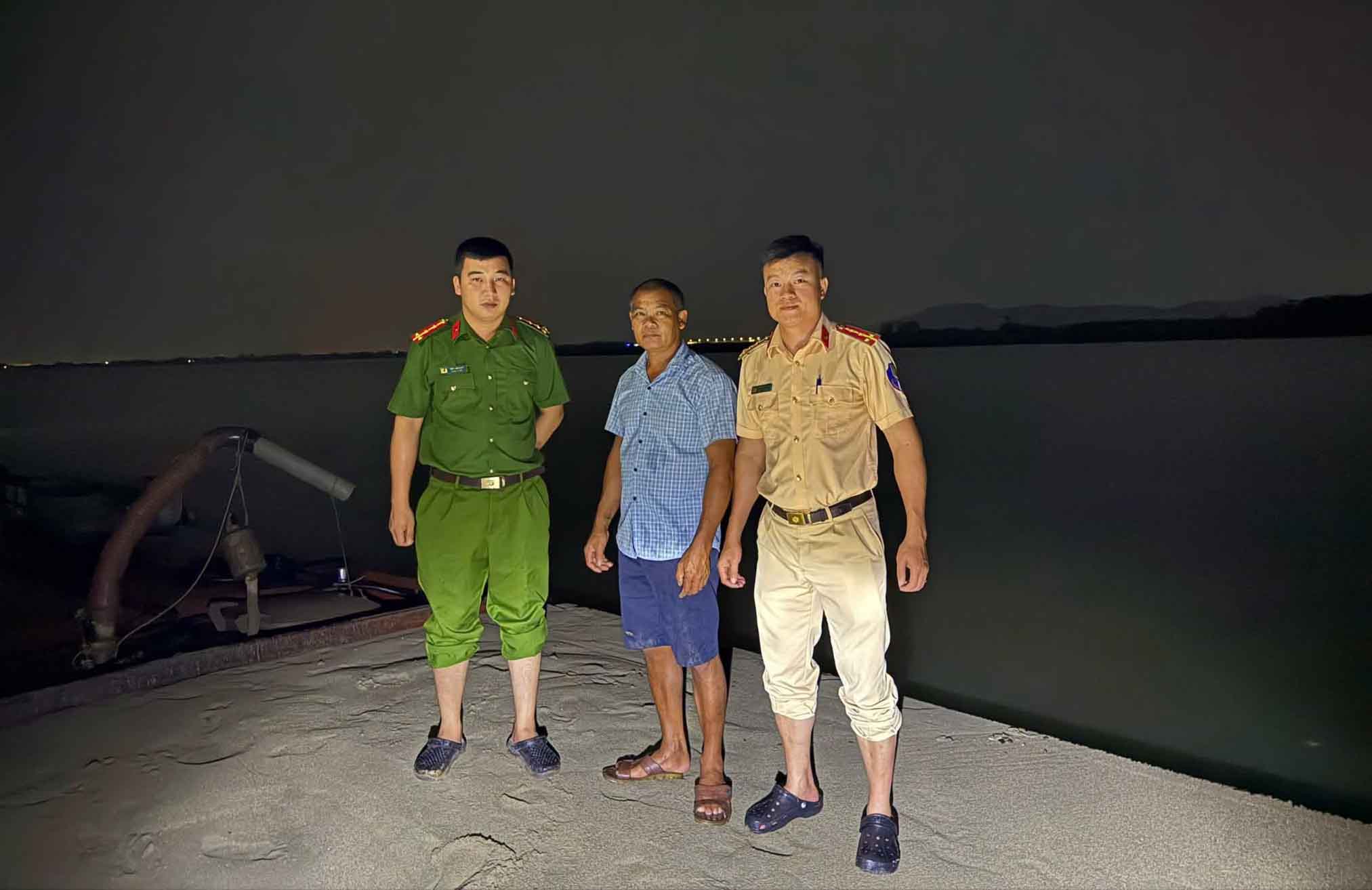 Arresto de un barco de acero que transporta arena de origen desconocido en el río Lam. Foto: Policía de Ha Tinh