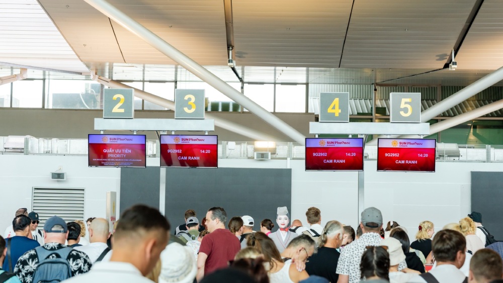 フーコック国際空港で手続きをする乗客。写真:ビン・ミン