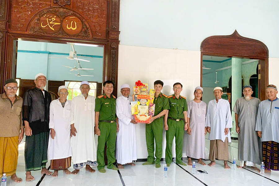 La police de la commune de Nhơn Hội (An Giang) rend visite et offre des cadeaux aux établissements religieux de la région. Photo: Portail d'information électronique de la police provinciale d'An Giang