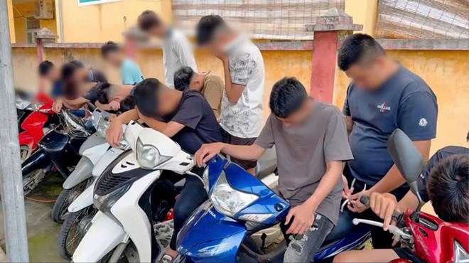 Nhóm thanh thiếu niên bị khởi tố trong vụ án. Ảnh: Lâm Bùi
