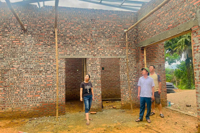 Niềm vui hiện rõ trên gương mặt các gia đình khi giấc mơ về một mái ấm kiên cố dần trở thành hiện thực. Ảnh: Hà Phương