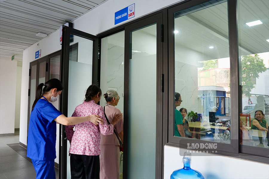 Mỗi buổi sáng, ngay khi đến cơ sở, người cao tuổi được nhân viên y tế hướng dẫn, hỗ trợ khám sức khỏe ban đầu tại tầng 1 trước khi tham gia các hoạt động tại phòng sinh hoạt chung.