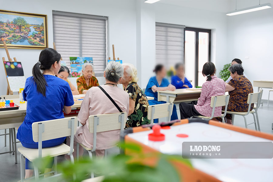 Sau khi kiểm tra sức khỏe, các cụ sẽ được hướng dẫn đến phòng sinh hoạt chung, nơi có nhiều hoạt động vui chơi như hát karaoke, vẽ tranh, đọc sách, chơi cờ vua, cờ tướng hay đánh bài tam cúc.
