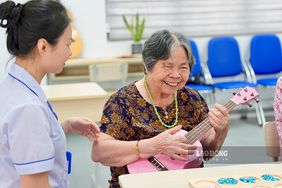 After nearly a month of operation, the daycare facility for the elderly in Long Bien ward, Hanoi has attracted the attention of many people.