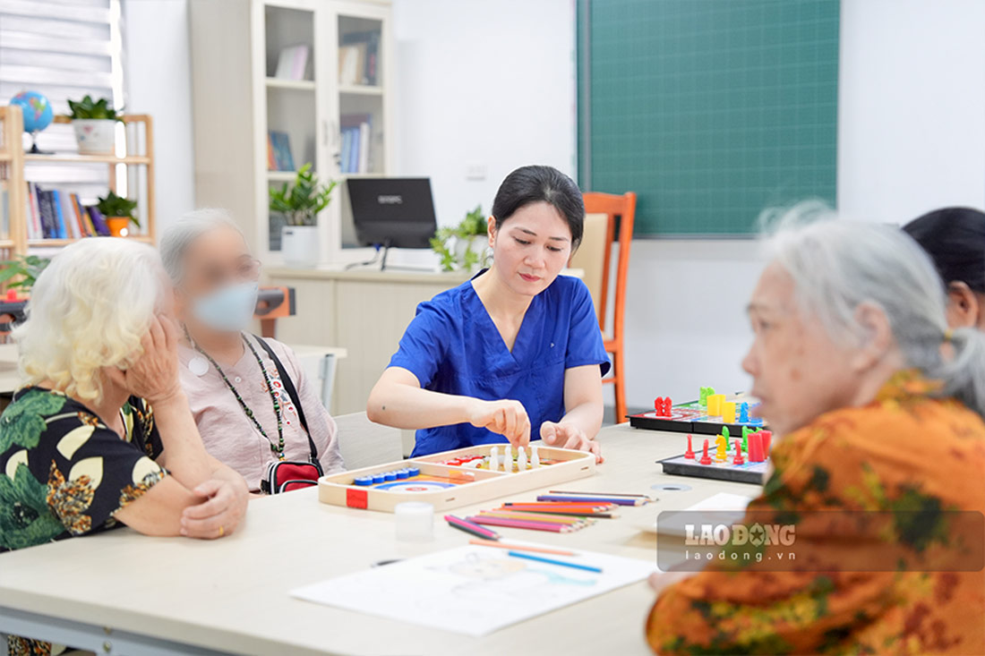 Mọi hoạt động vui chơi của người cao tuổi đều có sự quan sát, hỗ trợ của các nhân viên y tế.